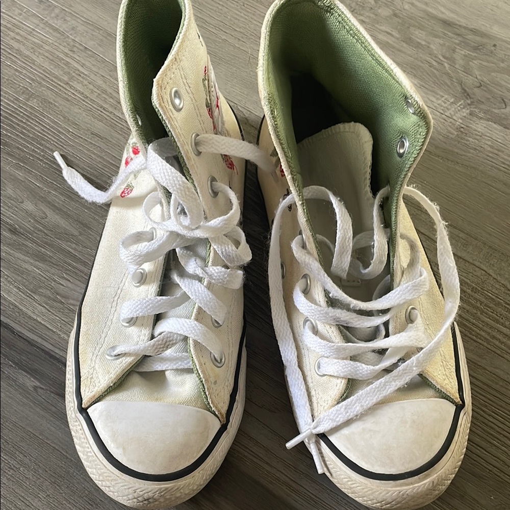 Converse with pretty flower embroidery on both sides.
